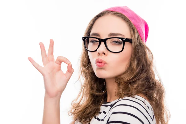 Retrato de una chica sonriente con sombrero y gafas de gestos "OK" y — Foto de Stock