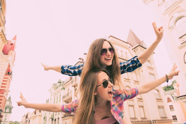 Feliz hermosas chicas les encanta viajar y hacer el tonto — Foto de Stock