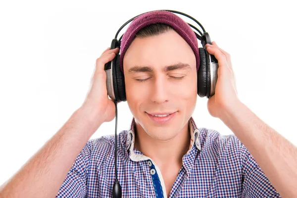 Hombre feliz en gorra violeta escuchando música con los ojos cerrados — Foto de Stock