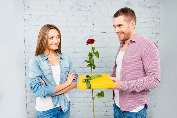 Sorrindo homem parabenizando sua namorada com rosa e presente — Fotografia de Stock