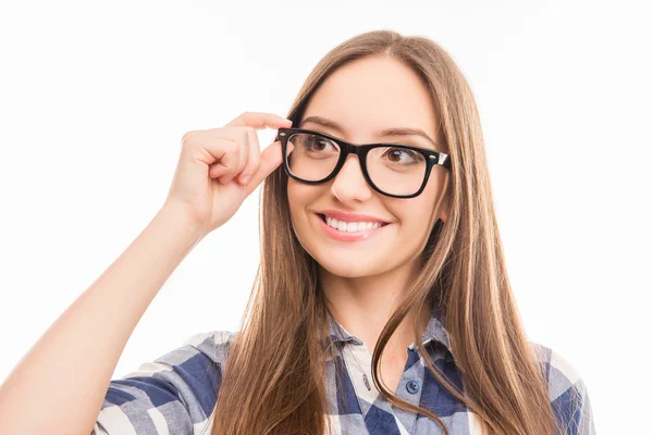 Närbild porträtt av leende smart kvinna röra hennes glasögon — Stockfoto