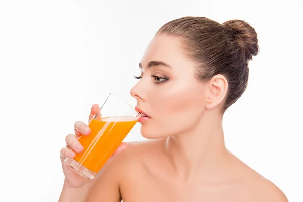 Портрет досить здорової жінки, що п'є апельсиновий сік — стокове фото