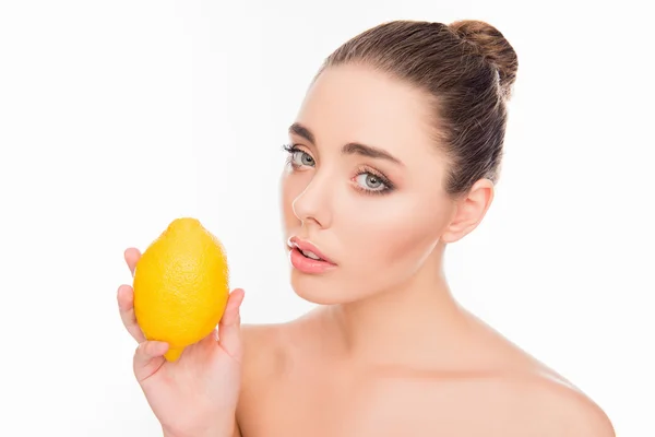 Retrato de mujer hermosa sosteniendo limón sobre fondo blanco — Foto de Stock