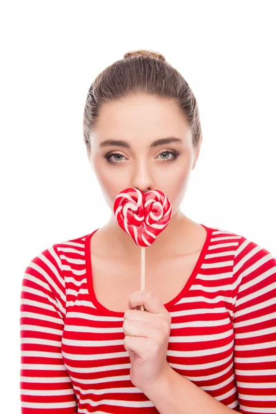 Ganska ung flicka dölja hennes mun bakom lollipop — Stockfoto