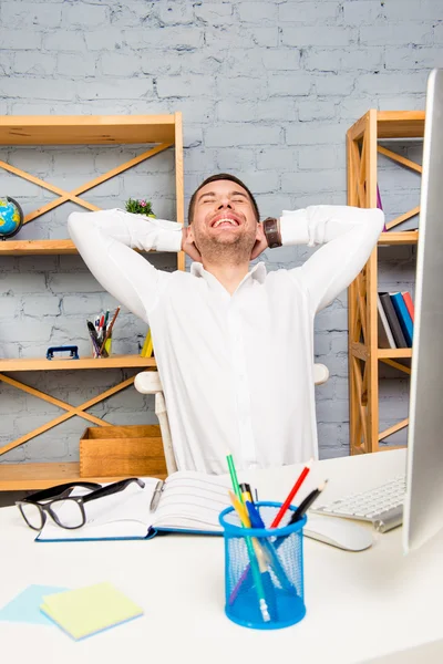 Bonito empresário bem sucedido tendo descanso depois de muito tempo trabalhando d — Fotografia de Stock