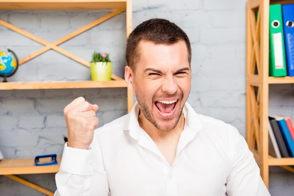 Primer plano retrato de trabajador feliz gritando con el puño levantado —  Fotos de Stock