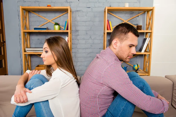 Pareja enojada mirando diferentes direcciones después de una pelea dura — Foto de Stock