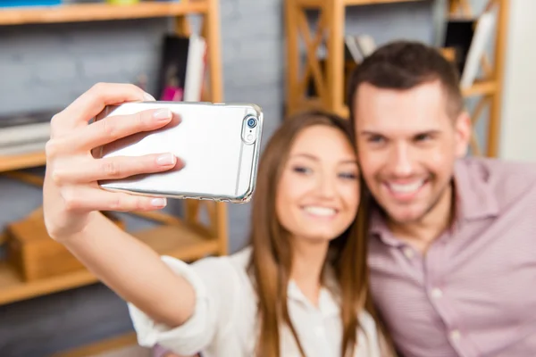 Närbild porträtt av söta par att göra foto på smartphone — Stockfoto