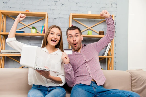 Χαρούμενη οικογένεια κάνοντας ψώνια σας μέσω internet με laptop και Τράπεζα ca — Φωτογραφία Αρχείου