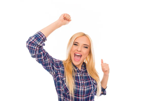 Ναι! Χαρούμενα ευτυχισμένη γυναίκα ουρλιάζοντας με υψωμένα τα χέρια — Φωτογραφία Αρχείου