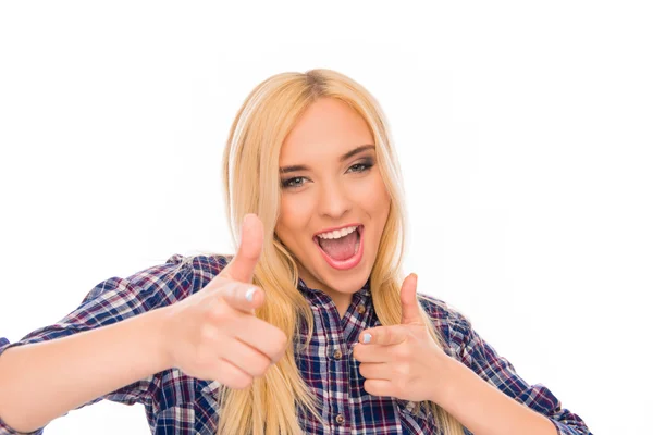 Glada lyckliga flickan ler och pekar på kamera — Stockfoto
