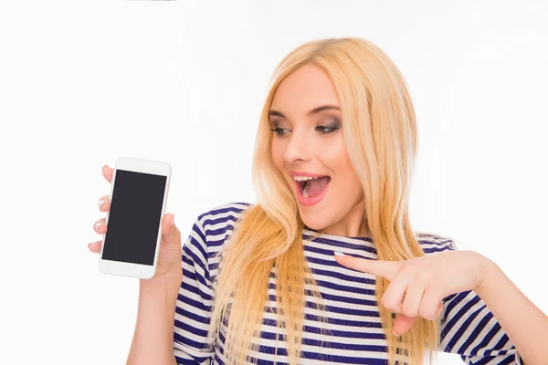 Menina bonita apontando na tela preta do telefone móvel — Fotografia de Stock