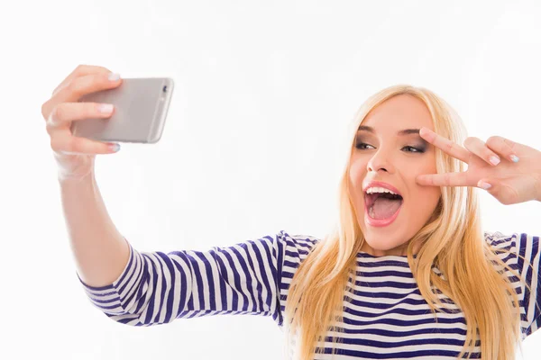 Menina sorridente feliz fazendo selfie cômico e segurando os dedos perto — Fotografia de Stock