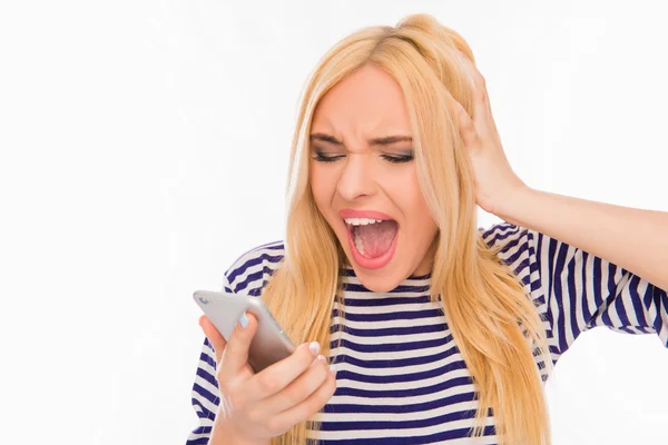 Sorprendido frustrado joven mujer sosteniendo el teléfono y gritando — Foto de Stock