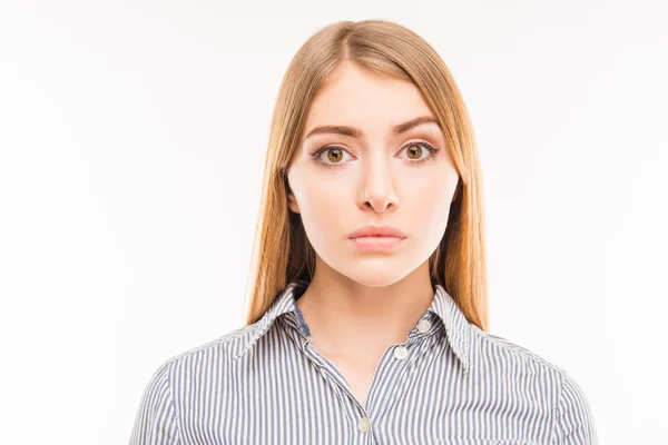 Tutup potret wanita bisnis muda yang serius di backgr putih — Stok Foto