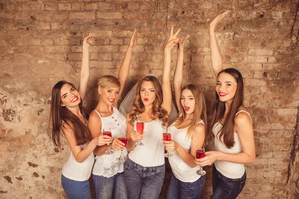 Glückliche Mädchen mit erhobenen Händen feiern Junggesellenabschied von — Stockfoto