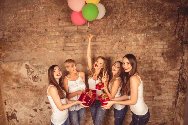 Lustige hübsch aussehende Mädchen mit Geburtstagsballons und Geschenken — Stockfoto