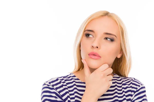 Retrato de una mujer de mente tocándose la barbilla y soñando — Foto de Stock