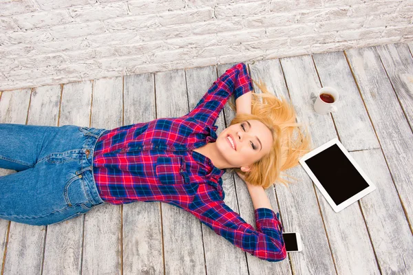 Bardzo dorywczo dziewczynka szczęśliwy leżącego na podłodze i relaks — Zdjęcie stockowe