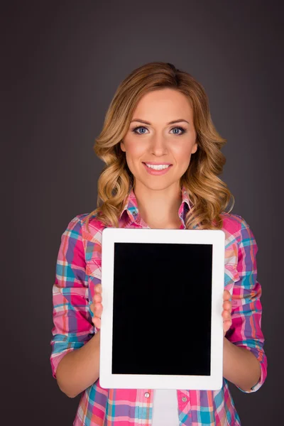 Ritratto di donna di successo che mostra lo schermo nero del tablet — Foto Stock