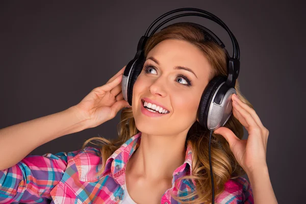 Close up retrato de música fã ouvindo música em fones de ouvido — Fotografia de Stock