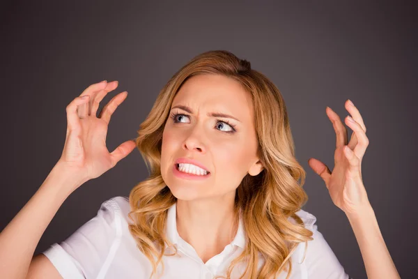 Nahaufnahme Foto einer wütenden jungen Frau, die Hände zeigt — Stockfoto