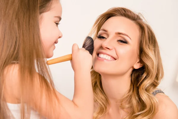 Primer plano retrato de chica haciendo maquillaje a su alegre mamá — Foto de Stock