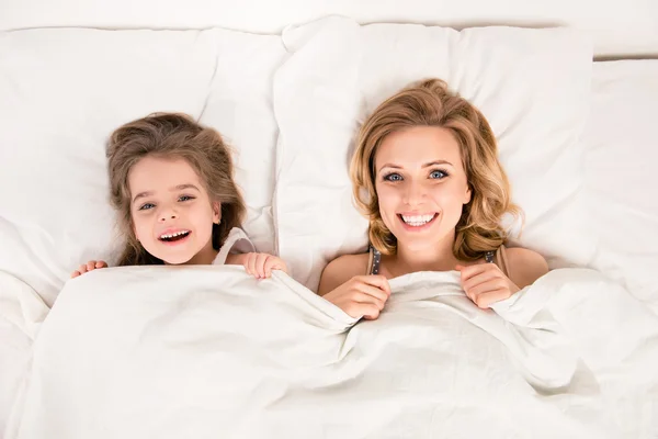 Vue du dessus d'une famille souriante et joyeuse se réveillant le matin — Photo