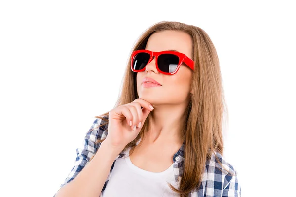 Retrato de mujer de mente bonita en gafas rojas tocando la barbilla — Foto de Stock