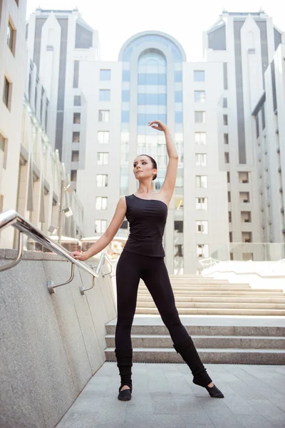 Schöne junge schlanke Ballerina, die in der Nähe der Reling posiert — Stockfoto