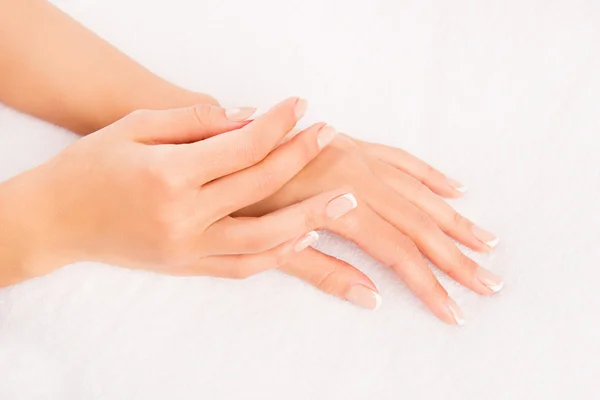 Fechar a foto da mão da mulher com manicure no fundo branco — Fotografia de Stock