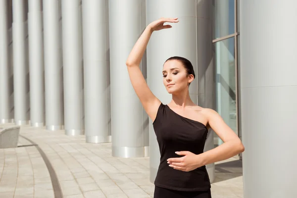 Nahaufnahme Porträt einer eleganten jungen Ballerina, die in der Saite tanzt — Stockfoto