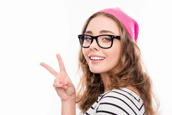 Menina feliz em boné e óculos gesticulando com dois dedos — Fotografia de Stock