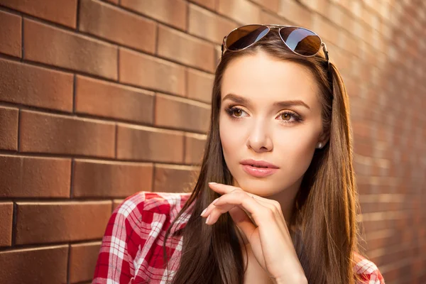 Close up retrato de jovem bonito menina com óculos no fundo — Fotografia de Stock