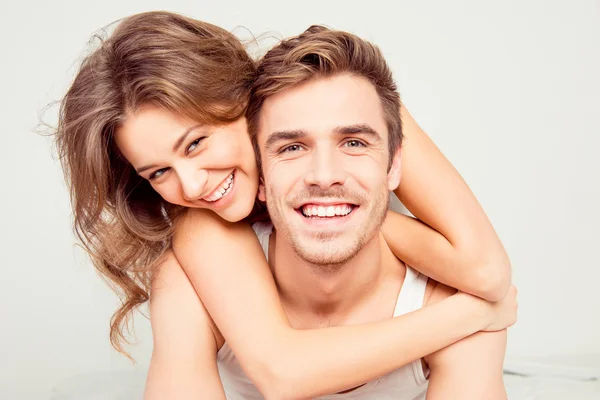Wesoły uśmiechający się para zakochanych przytulanie w sypialni — Zdjęcie stockowe