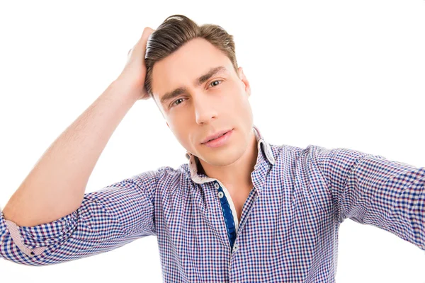 Guapo hombre tranquilo haciendo selfie y tocándose el pelo — Foto de Stock