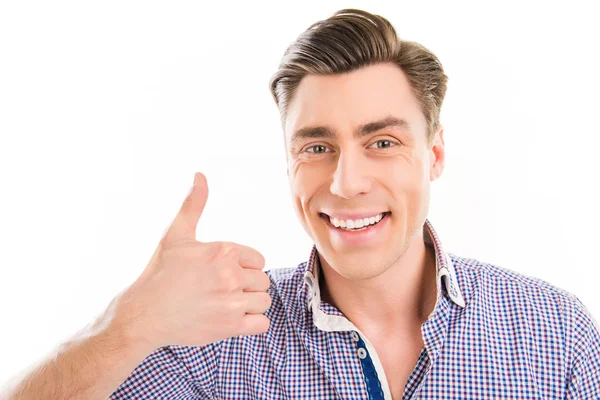 Retrato de un joven feliz mostrando el pulgar hacia arriba — Foto de Stock