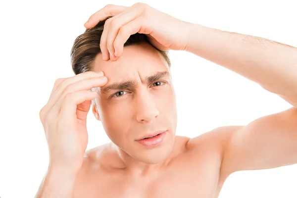 Close up foto de jovem procurando acnes em seu rosto — Fotografia de Stock