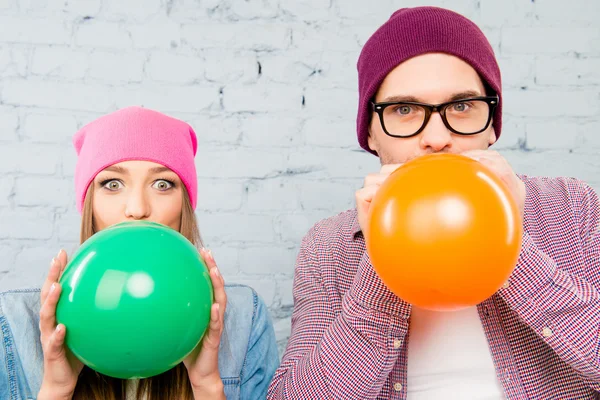 Close up foto de dois amantes inflando balões para celebração — Fotografia de Stock
