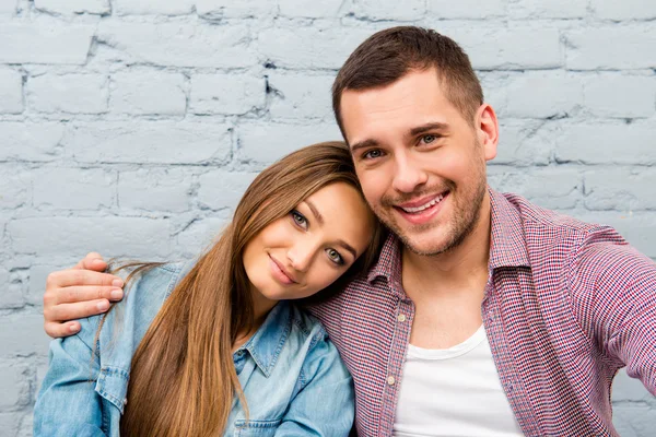 Nahaufnahme Porträt eines glücklichen Paares, das sich auf dem Hintergrund von w — Stockfoto