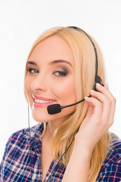 Zblízka portrét usměvavá agenta call centra dotýká mikro — Stock fotografie