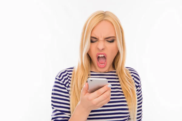 Bastante enojado joven rubia gritando en su teléfono móvil — Foto de Stock