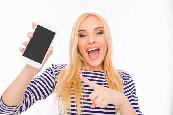 Mulher feliz alegre mostrando tela preta de seu smartphone — Fotografia de Stock