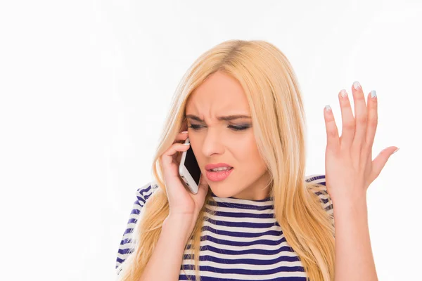 Portrait of surprised young woman talking on phone and gesturing — Stock Photo, Image