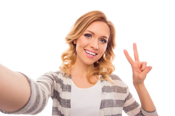 Woman with curly hair making selfie and showing two fingers — Stock Photo, Image