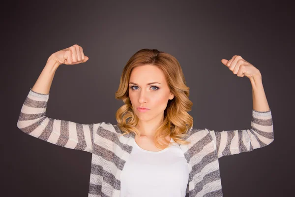 Молодая сильная сексуальная женщина показывает свои мускулы . — стоковое фото