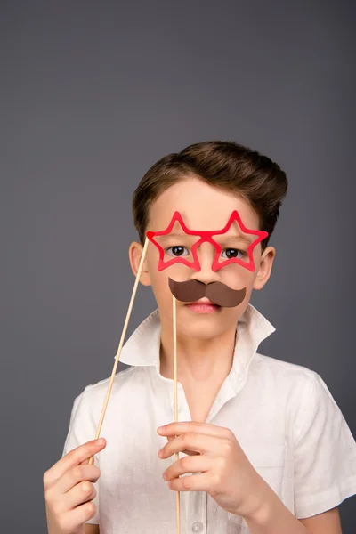 Niño serio posando con bigote de papel y gafas como st —  Fotos de Stock