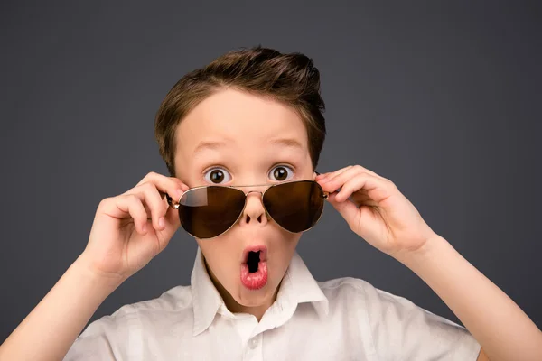 Retrato de niño sorprendido en gafas con boca abierta —  Fotos de Stock