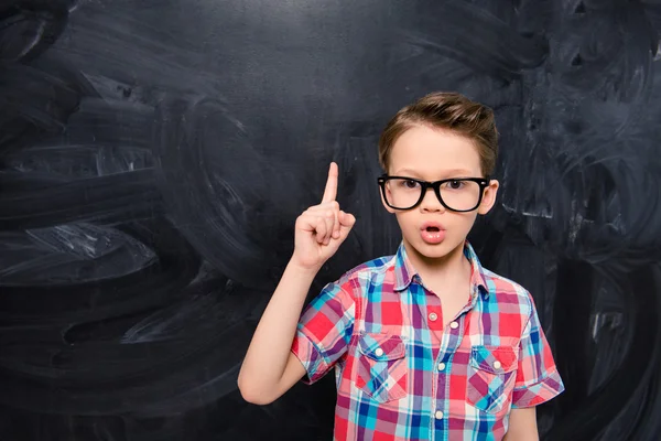 Retrato de niño de mente joven en gafas con idea —  Fotos de Stock