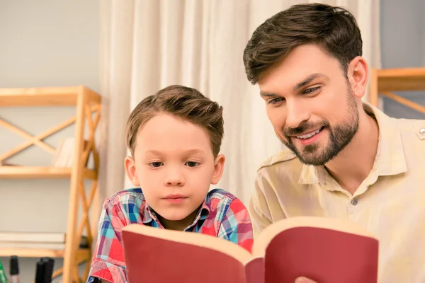 Bliska portret przystojny czytania książki do syna ojca — Zdjęcie stockowe
